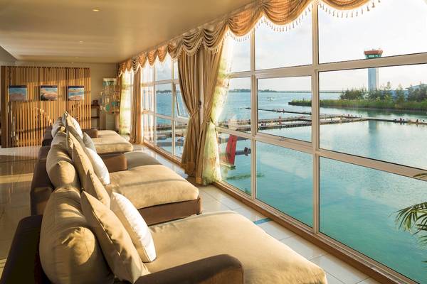 Innenansicht des Loungebereichs mit Meerblick im Sun Siyam Iru Fushi Hotel.