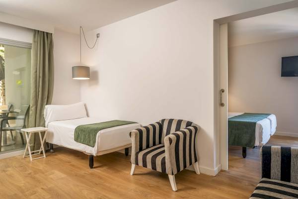 Hotelzimmer im Artiem Audax mit zwei Betten, Stühlen und einem Fernseher