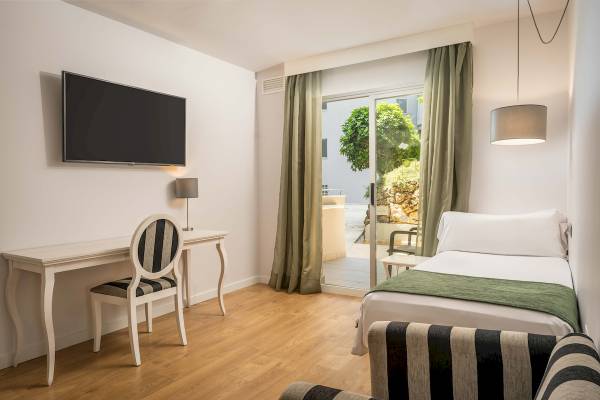 Ein modernes Zimmer im ARTIEM Audax Hotel mit einem Bett, Schreibtisch und Fernseher.