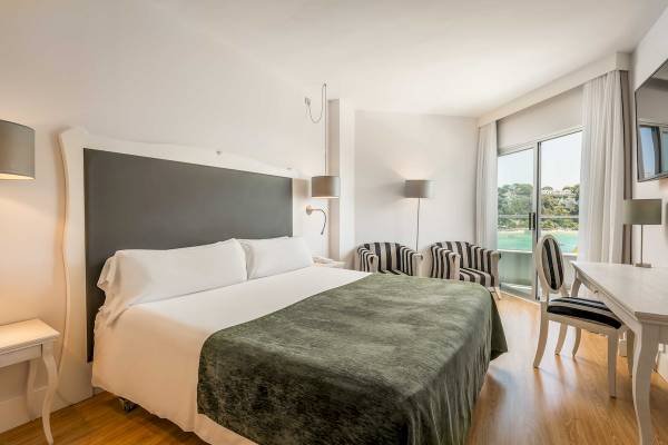 Schlafzimmer im ARTIEM Audax Hotel mit Blick auf das Meer.