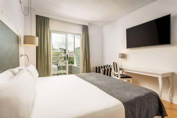 Hotelzimmer des ARTIEM Audax mit Bett, Schreibtisch, Stühle und Fernseher
