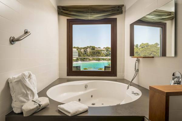 Badezimmer der Suite im ARTIEM Audax Hotel mit Whirlpool und Meerblick durch große Fenster