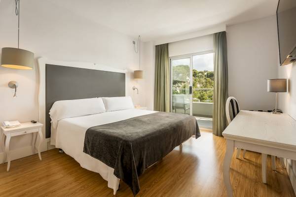 Hotelzimmer im ARTIEM Audax mit Doppelbett, Schreibtisch und Balkon.