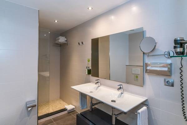 Badezimmer im ARTIEM Audax Hotel mit doppelwaschbecken und dusche