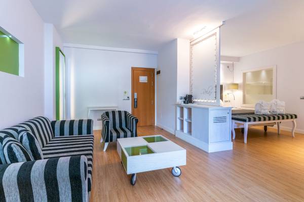 ARTIEM Audax Hotel Wohnbereich mit Möbeln und Dekor