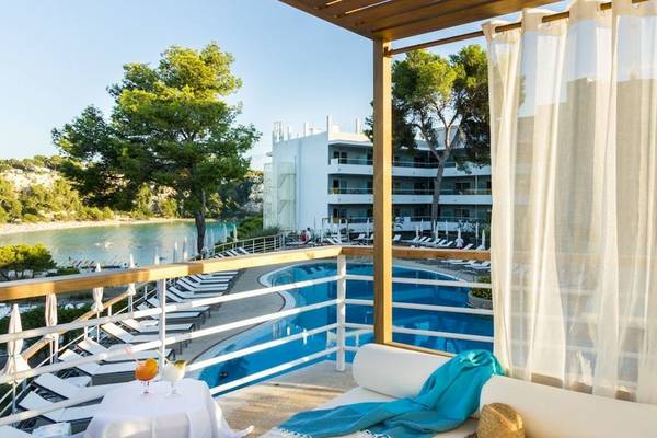 Aussicht vom Balkon des ARTIEM Audax Hotels auf den Pool und die Loungesessel