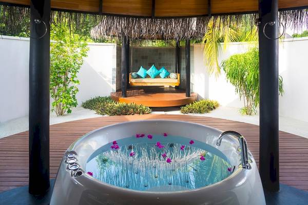 Whirlpool im Garten mit Loungebereich im Sun Siyam Iru Fushi Hotel