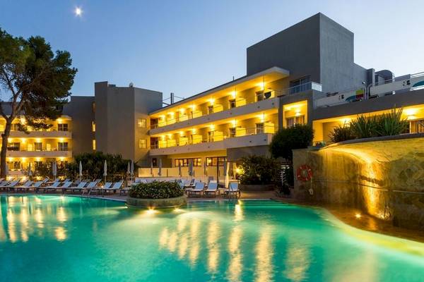 ARTIEM Audax Hotel Pool bei Nacht mit leuchtenden Zimmern und Sonnenliegen