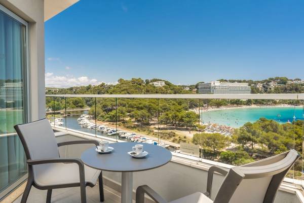 Balkon des ARTIEM Audax Hotels mit Blick auf die Bucht und den Strand.