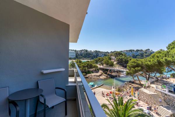 Aussicht von der Balkon des ARTIEM Audax Hotels auf eine Bucht mit einer Brücke und einem Strand.