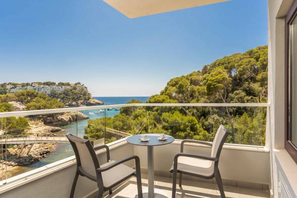 Balkon des ARTIEM Audax Hotels mit Aussicht auf Meer und Felsen