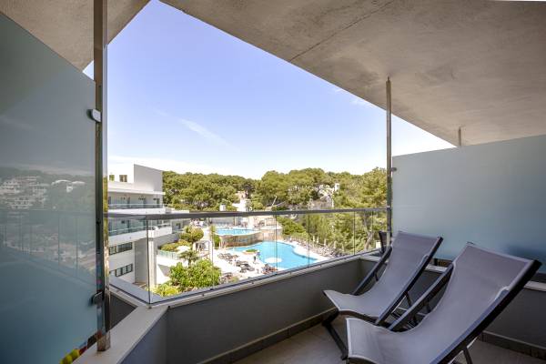 Aussicht vom Balkon des ARTIEM Audax Hotels mit Swimmingpool und Landschaft