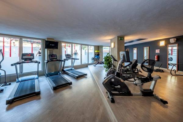 Fitnesscenter im ARTIEM Audax Hotel mit Laufbändern und Trainingsgeräten