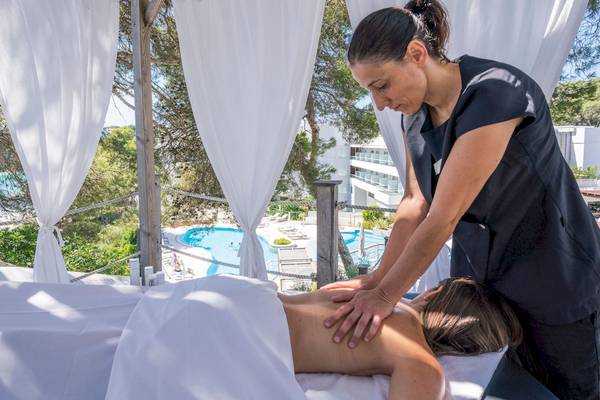 Eine Massage im Freiluftbereich des ARTIEM Audax Hotels.