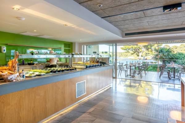 Buffetbereich im ARTIEM Audax Hotel mit Tisch und Stühlen im Freien.