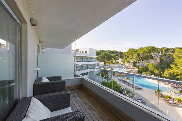 Balkon im ARTIEM Audax Hotel mit Aussicht auf den Swimmingpool und Liegen