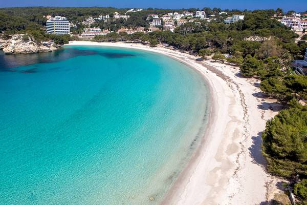 Aussicht auf den Strand des ARTIEM Audax Hotels mit blauem Wasser und weißen Sand