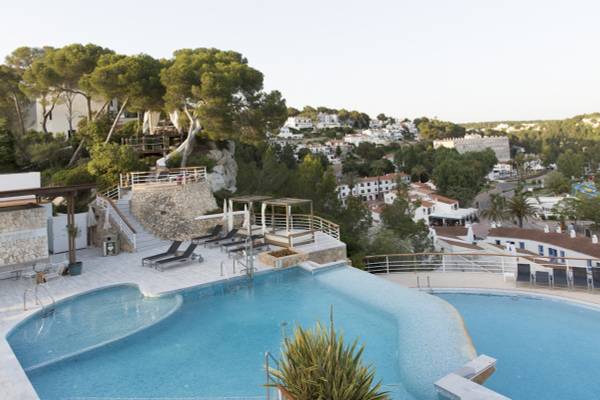 Aussicht auf den Pool des ARTIEM Audax Hotels mit Liegen und Gebäuden im Hintergrund