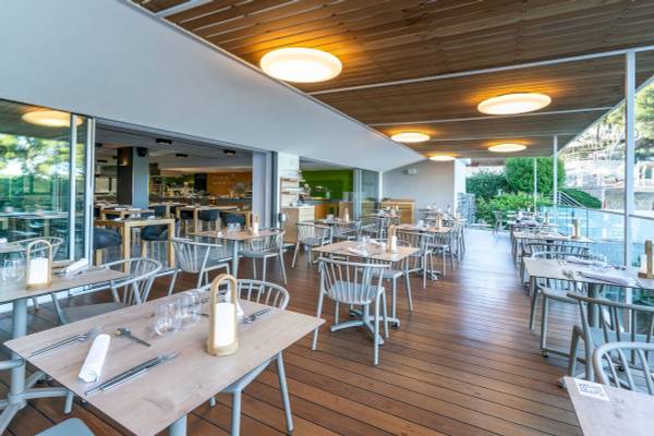 Innenansicht des Restaurants des ARTIEM Audax Hotels mit Holzboden und modernen Möbeln.