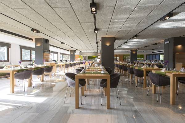 Innenansicht des Restaurants des ARTIEM Audax Hotels mit gedeckten Tischen und Stühlen.