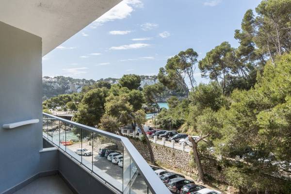 Blick vom Balkon des ARTIEM Audax Hotels auf einen geparkten Parkplatz und das Meer.