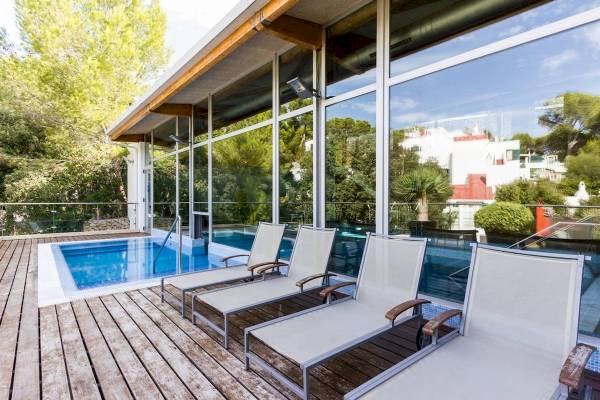 Pool-Lounge-Bereich des ARTIEM Audax Hotels mit vier Liegestühlen auf einer Holzterrasse.