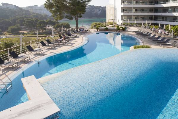 Außenbereich des Artiem Audax Hotels mit großem Swimmingpool und Sonnenliegen