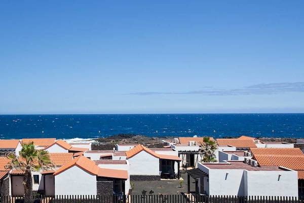 Aussicht auf das Barcelo Fuerteventura Castillo Hotel mit Blick auf das Meer und die Küstenlandschaft.