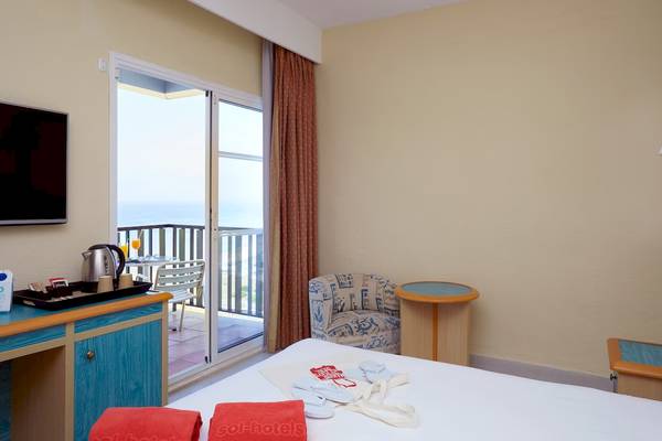 Hotelzimmer im Sol Milanos Pinguinos mit Blick auf den Balkon und Meer.