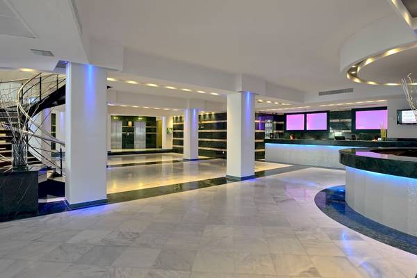Das elegante Foyer des Sol Milanos Pinguinos Hotels mit Marmorboden und moderner Beleuchtung.