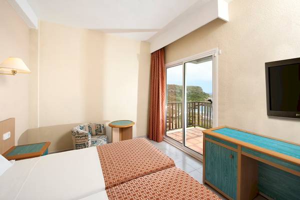 Doppelzimmer mit Balkon und Meerblick im Sol Milanos Pinguinos Hotel.