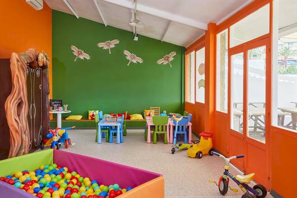 Kinderspielzimmer im Sol Milanos Pinguinos mit bunten Wänden, Tischen, Stühlen und Spielzeug.