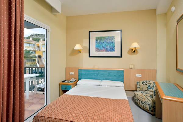 Ein modernes Hotelzimmer im Sol Milanos Pinguinos mit einem Bett, einem Schreibtisch und einem Balkon.