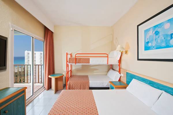 Doppelzimmer im Sol Milanos Pinguinos Hotel mit Doppelstockbett und Meerblick.
