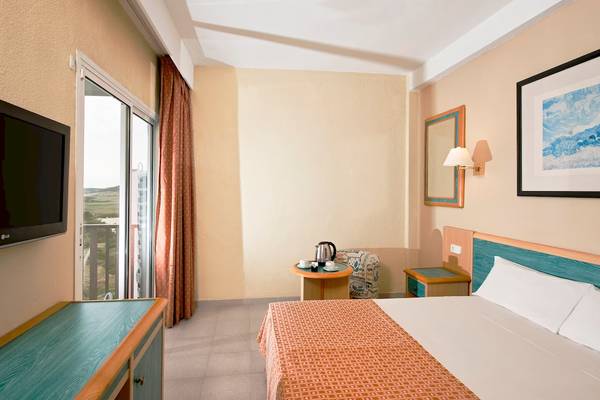 Hotelzimmer im Sol Milanos Pinguinos mit Bett, Fernseher und Balkon