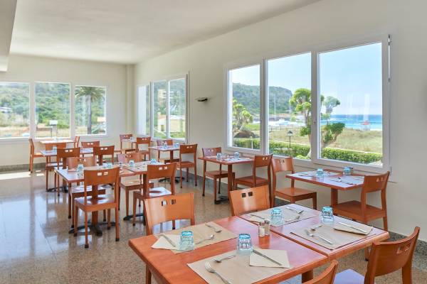 Innenansicht des Restaurants im Sol Milanos Pinguinos Hotel mit Blick auf das Meer.