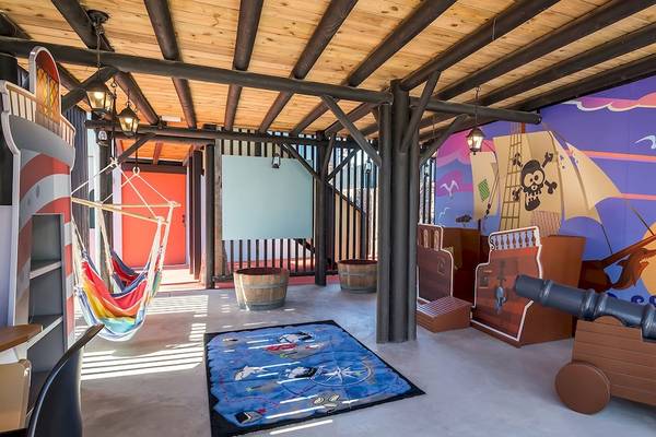 Innenbereich eines Piraten-Thema Zimmers im Barcelo Fuerteventura Castillo mit Hängematten, Piratenschiff Wandmalerei und Spielzeug Kanonen.