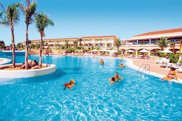 Außenpool des Princesa Playa Hotels mit Gästen und Palmen