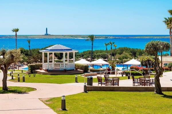 Außenansicht des Punta Prima Resort & Spa mit Blick auf den Pool und das Meer.