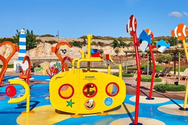 Wasserspielplatz im Punta Prima Resort & Spa mit bunten Figuren und einem U-Boot