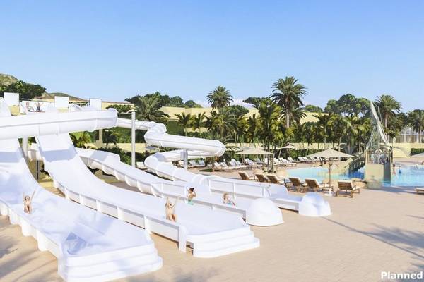 Plannede Wasserrutschen im Punta Prima Resort & Spa mit mehreren Personen, die darauf warten, zu rutschen.