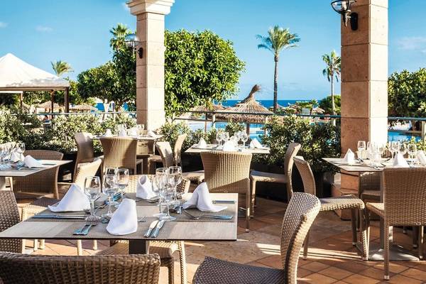 Außenterrasse des Punta Prima Resort & Spa mit Blick auf den Ozean und den Pool