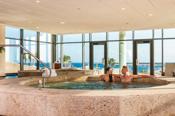 Innenpool im Punta Prima Resort & Spa mit Blick auf das Meer