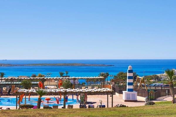 Aussenbereich des Punta Prima Resort & Spa mit Swimmingpool und Meerblick.