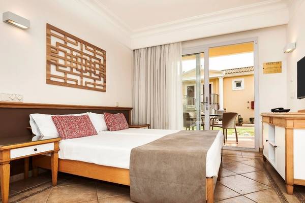 Hotelzimmer im Punta Prima Resort & Spa mit Bett, Tisch und Terrasse