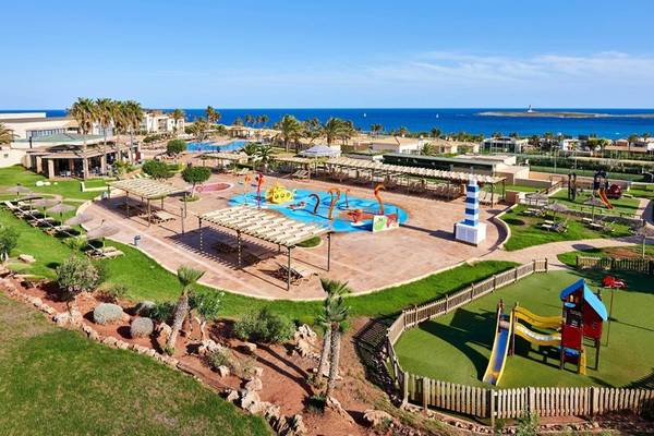 Luftaufnahme des Punta Prima Resort & Spa mit Spielplatz und Meerblick