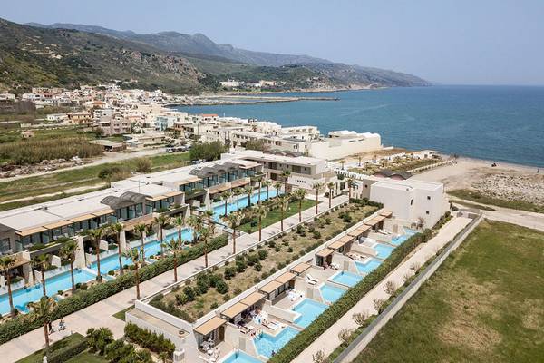 Luftaufnahme des Avra Imperial Hotels mit Swimmingpools und Blick aufs Meer