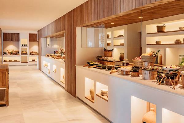 Buffetbereich im Villa Le Blanc Gran Melia Hotel mit vielen Gerichten und Holzelementen.