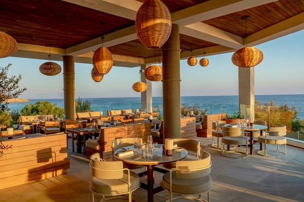 Terrasse des Villa Le Blanc Gran Melia Hotels mit Blick auf das Meer.