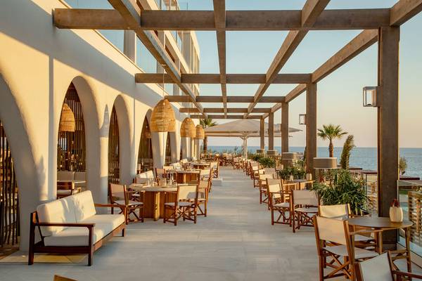 Terrasse des Villa Le Blanc Gran Melia Hotel mit Tischen, Stühlen und Meerblick